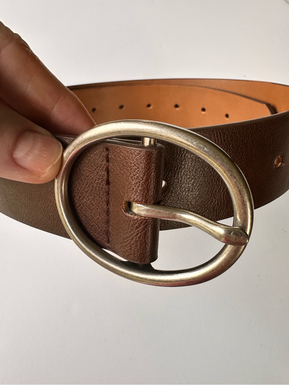 Amazon Essentials Classic Brown Leather Women's Belt with Silver Oval Buckle